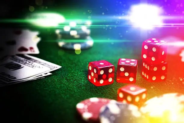 Pengguna menyaksikan permainan roulette secara langsung di layar perangkat